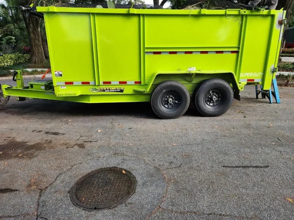 Tráiler contenedor estacionado en entrada residencial